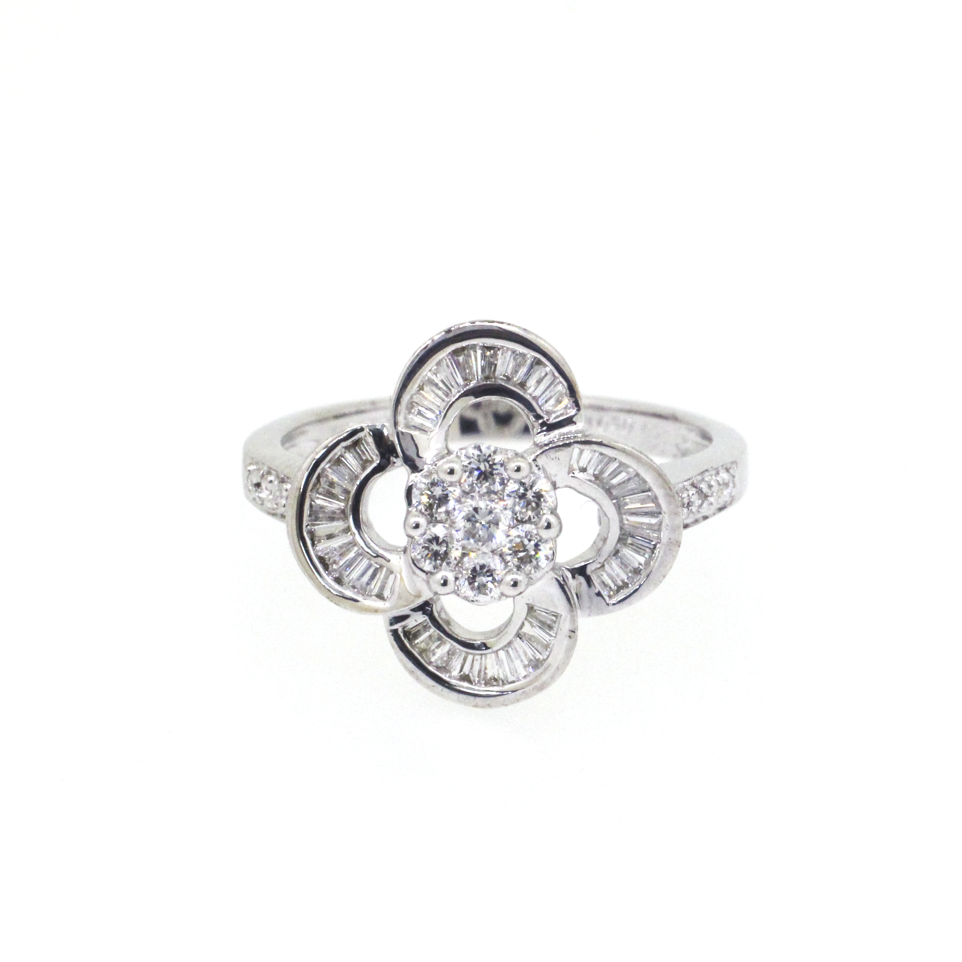 428. · 0.60ct Diamond Dress Ring 4.36g