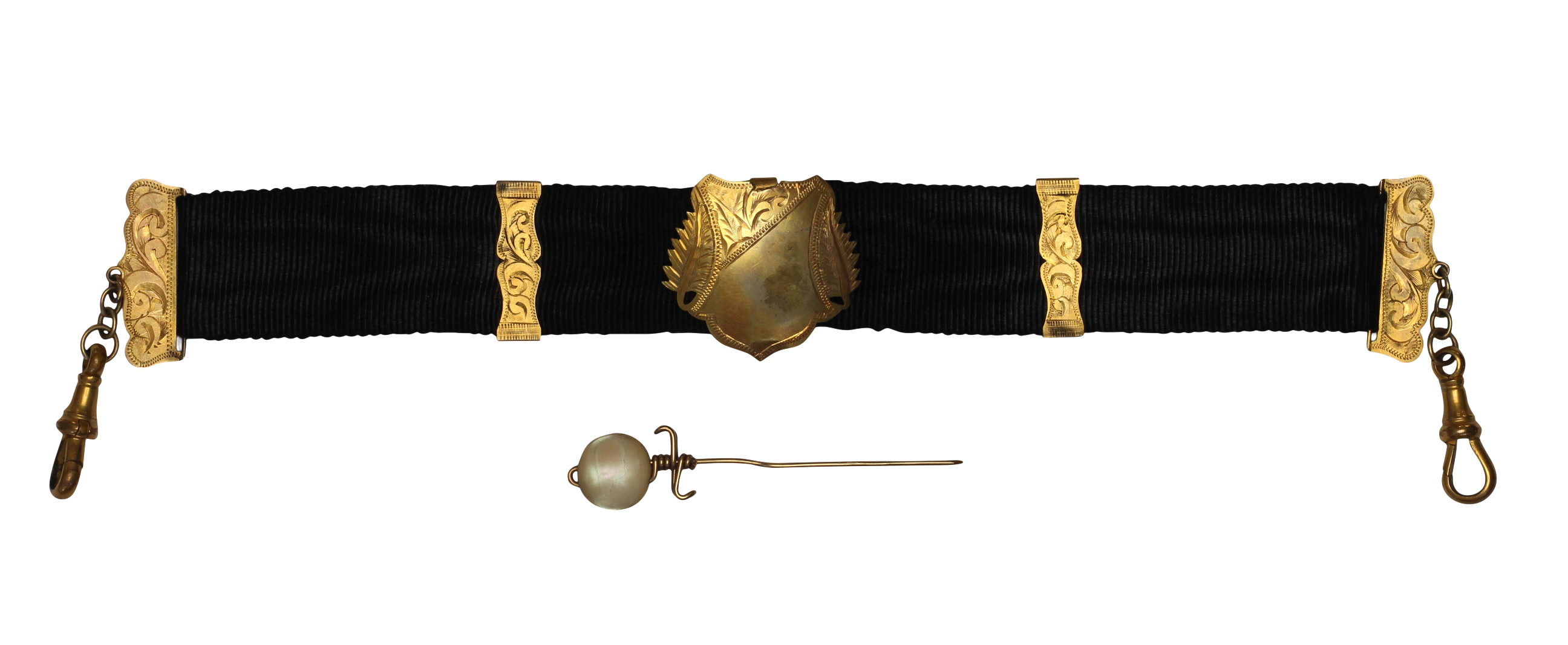 Pearl pin and lodge cloth in 9ct