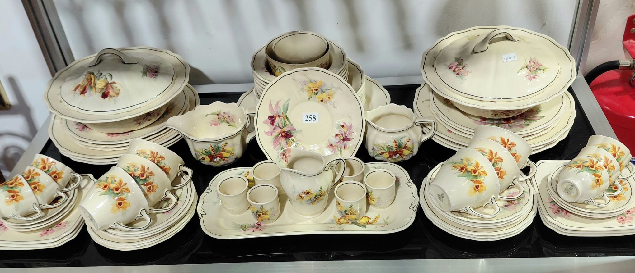 ROYAL DOULTON 'ORCHID' DINNER SERVICE