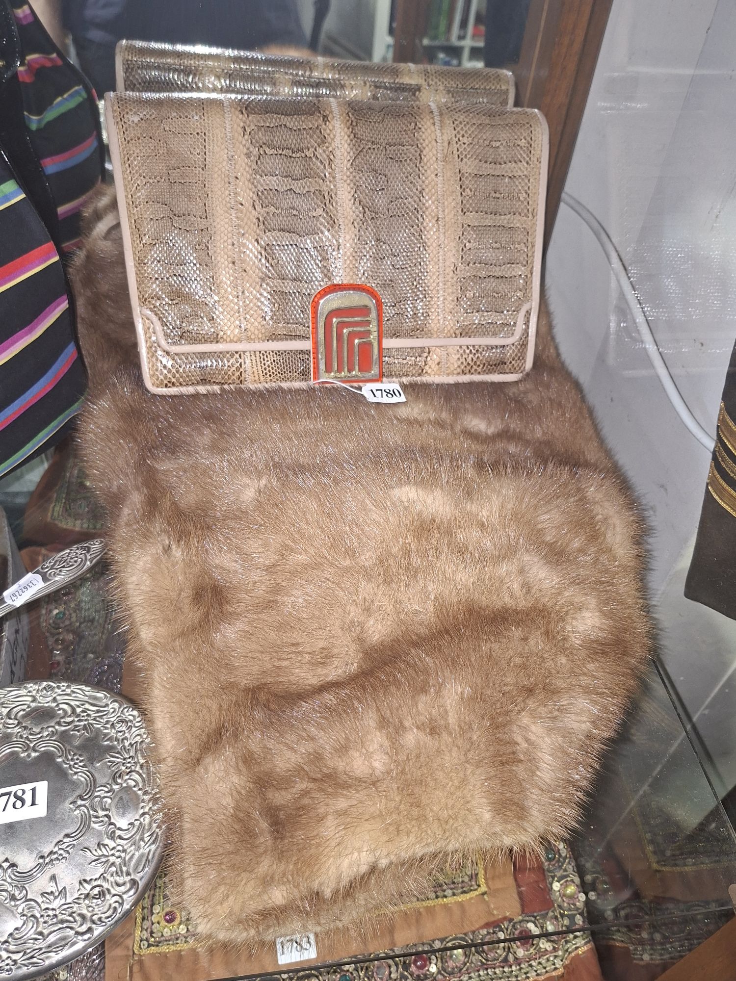 VINTAGE FASHION