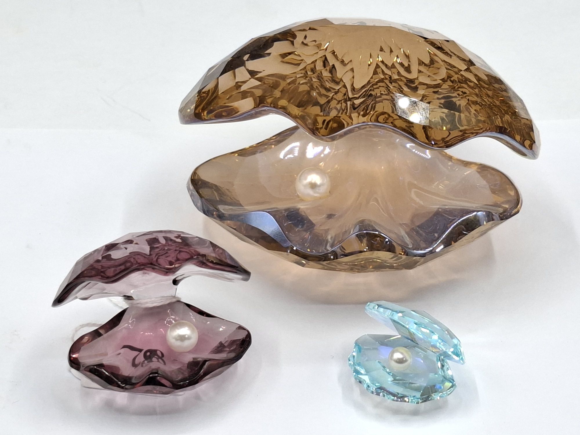 82 · SWAROVSKI PEARL SHELL FIGURINES