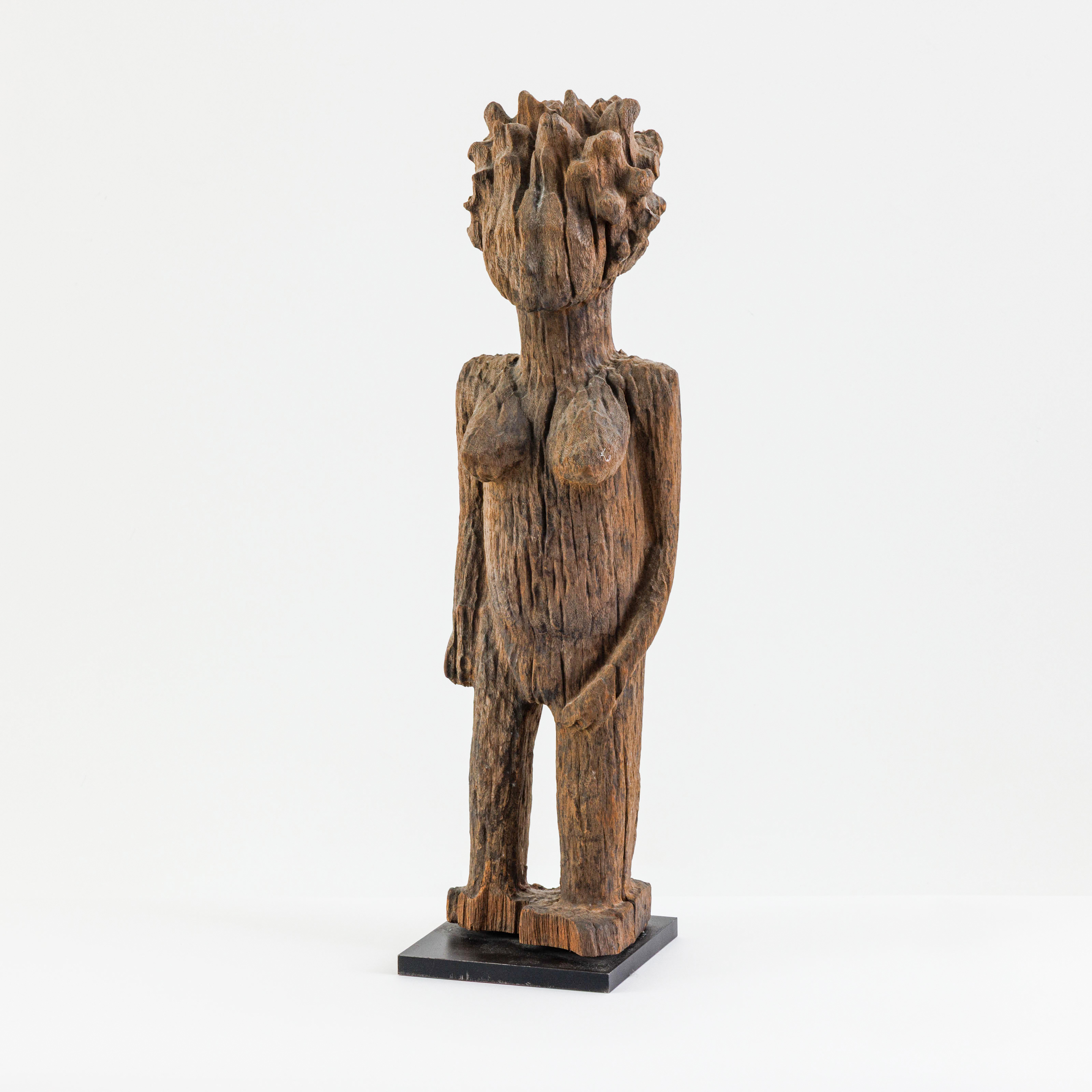 Sakalava figuur van een staande vrouw. Madagascar – kavel bij Bernaerts, Antwerp