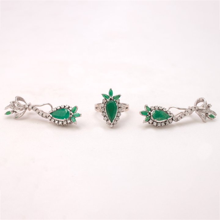 JUEGO DE ARETES LARGOS Y ANILLO CON ESMERALDAS Y DIAMANTES