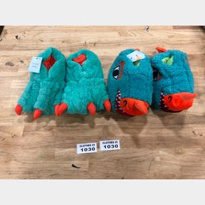 (2) BOYS' LIZARD CLAW BOOTIE SLIPPERS - CAT & JACK™ GREEN AND BLUE SZ MED (2-3)