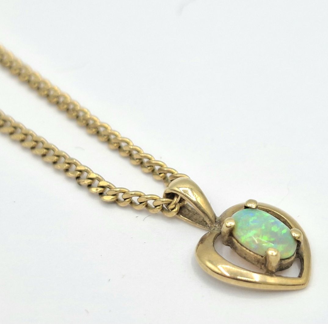 1116 · 9CT GOLD PENDANT WITH CHAIN