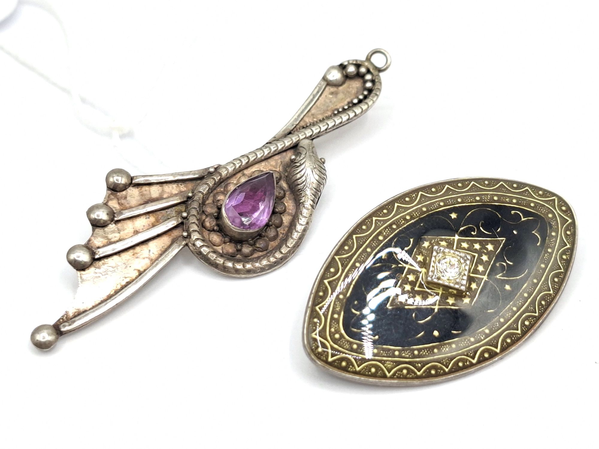 1059 · TWO FRENCH BROOCHES