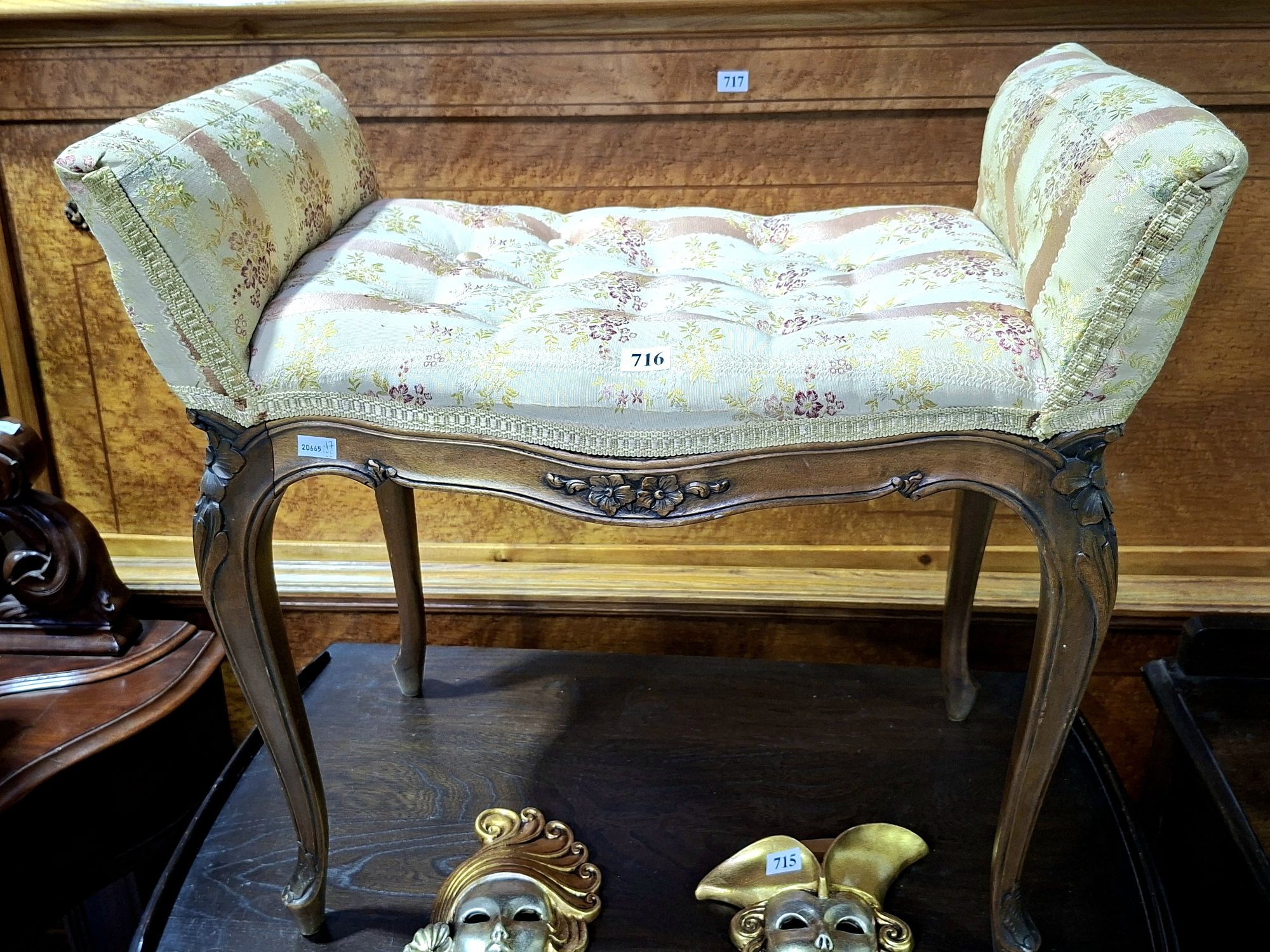 A Ladies Salon Seat