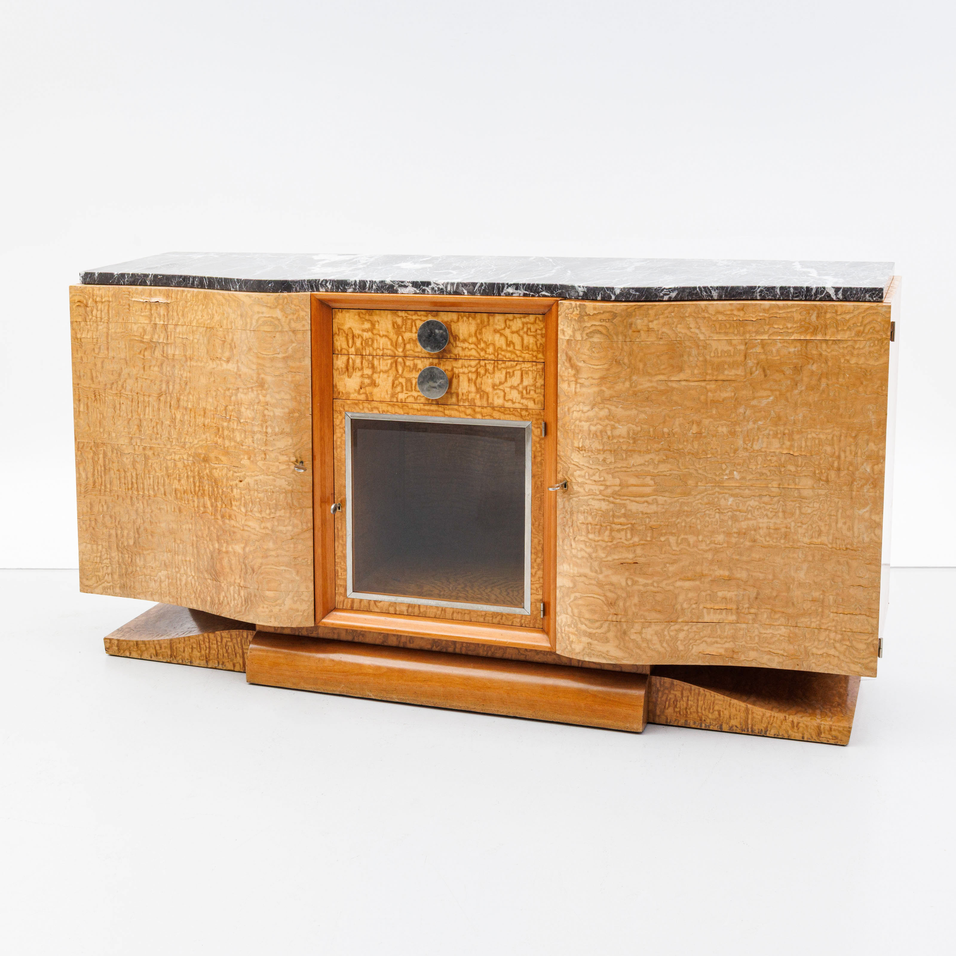 An art deco burr, walnut and marble cabinet. Dimensions – kavel bij Bernaerts, Antwerp