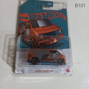 HOT WHEELS - UNOFFICIAL CHASE CUSTOM 77 DODGE VAN IN PROTECTOR - 51833/2800