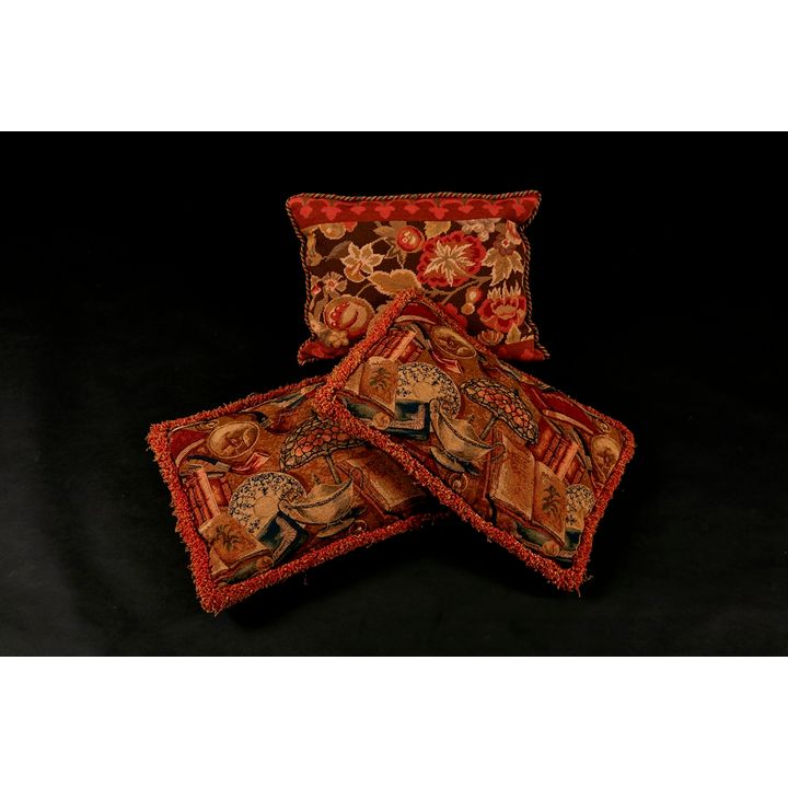 Ensemble de trois coussins divers