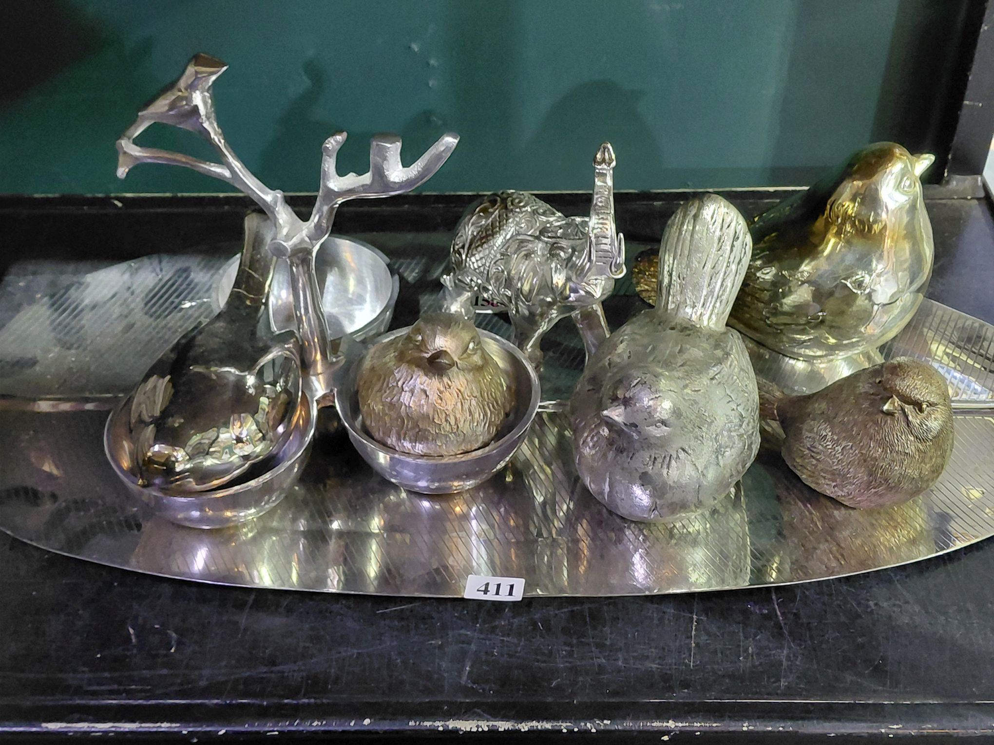 METALLIC PLATTER AND DECOR