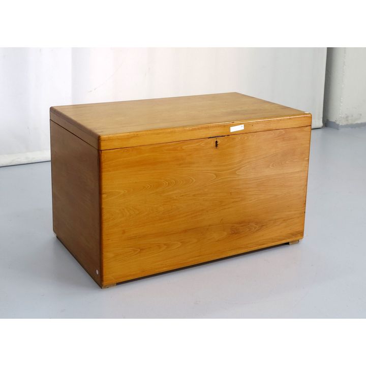 LARGE BEECHWOOD BLANKET CHEST