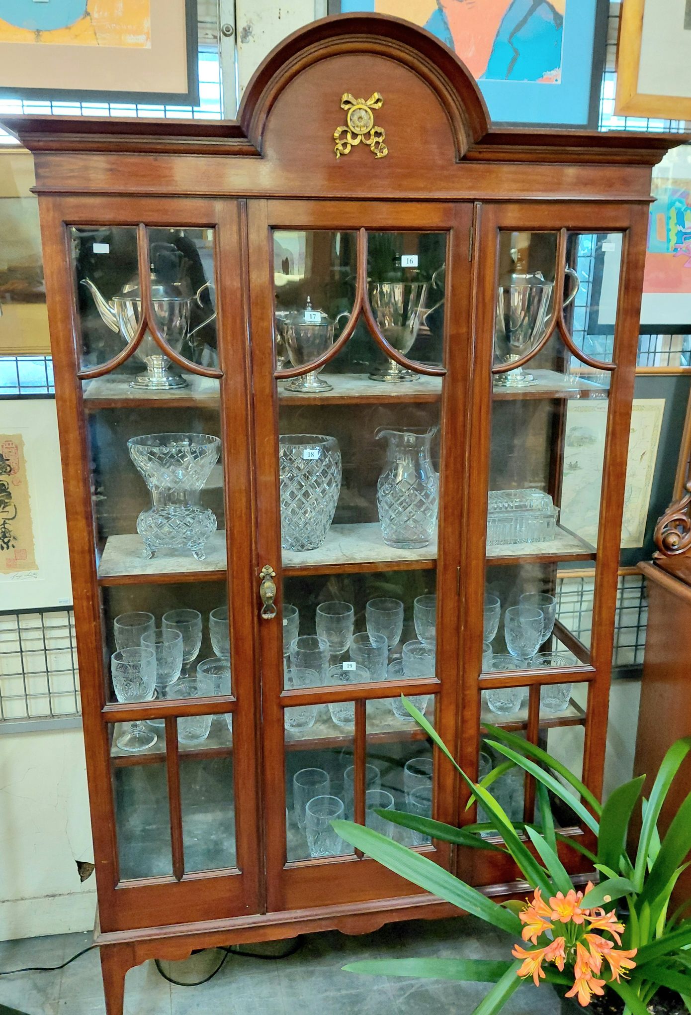16 · CLASSIC MAHOGANY DISPLAY CABINET