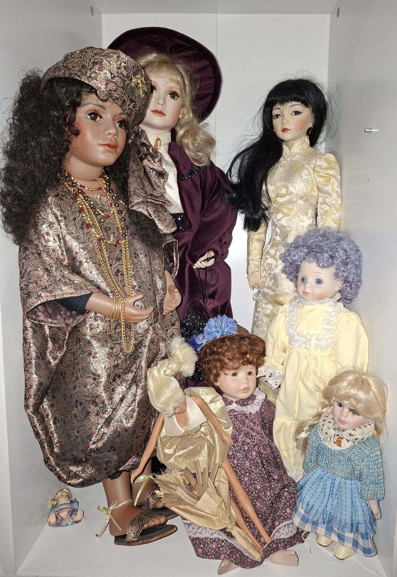 290 · ASSORTED DOLLS