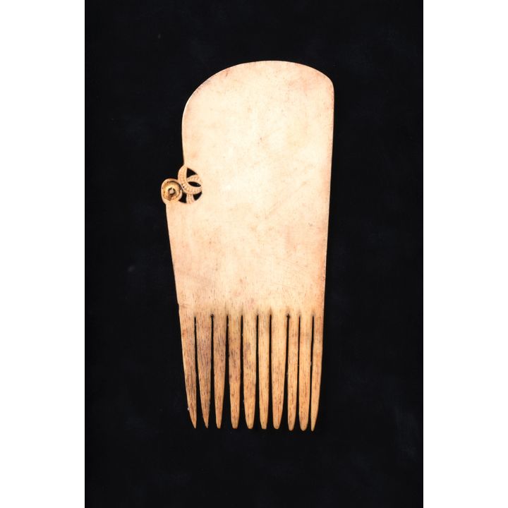 Heru Iwi - Rare whalebone hair comb