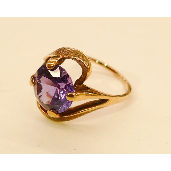 10K Amethyst Ladies Ring- 3.9g