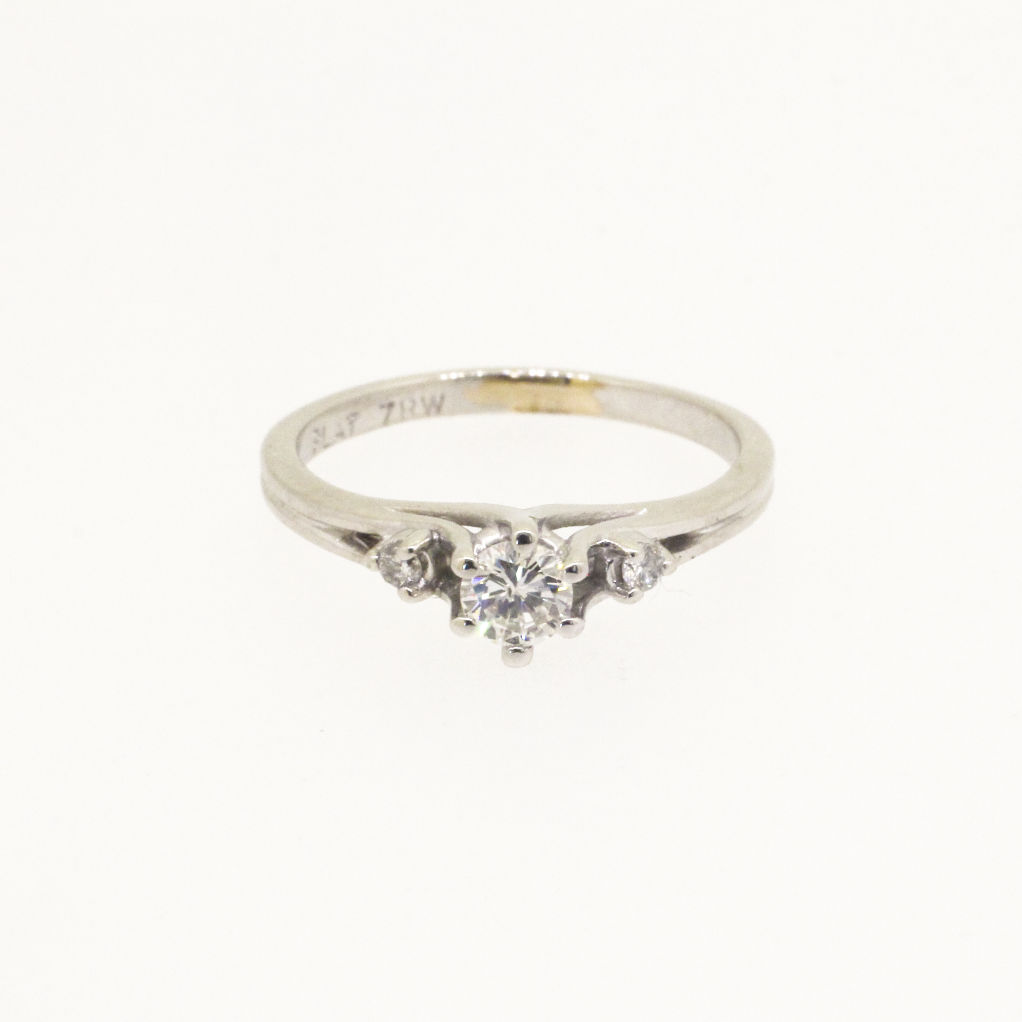 414. · Platinum Diamond Ring 2.86g