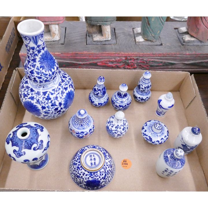 Box Chinese B&W Porcelain Snuff Bottles