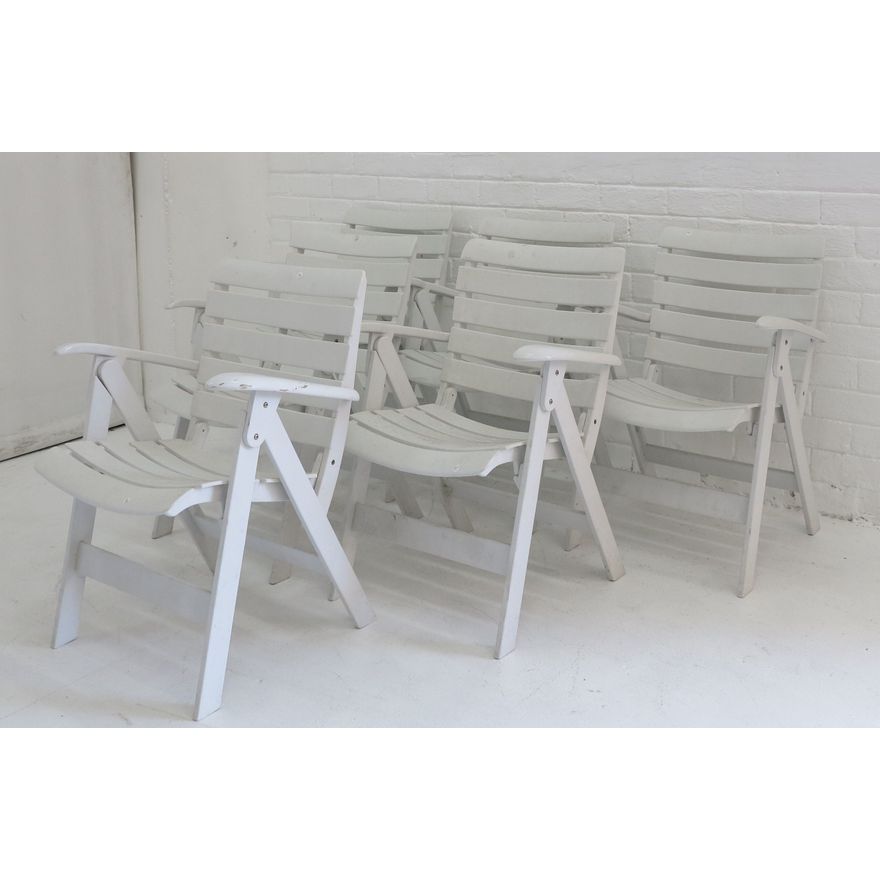 A SET OF 6 ITALIAN ROVERGARDEN FOLDING CHAIRS WITH CUSHIONS AND CIRCULAR TABLE