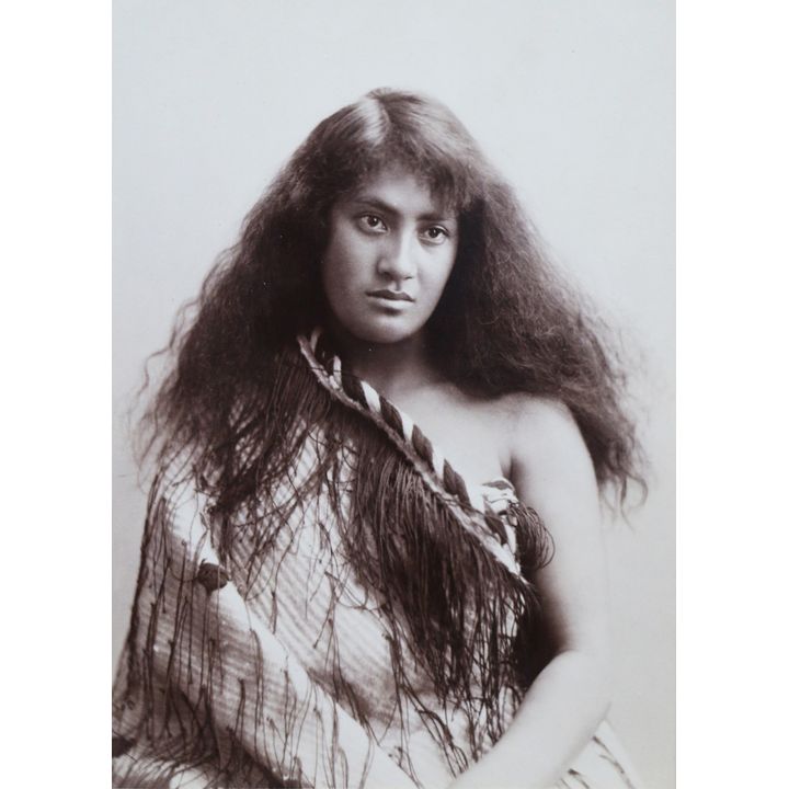 ILES, ARTHUR JAMES [photographer] - Head and shoulders portrait of an unidentified young Māori woman