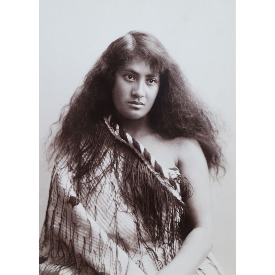 ILES, ARTHUR JAMES [photographer] - Head and shoulders portrait of an unidentified young Māori woman