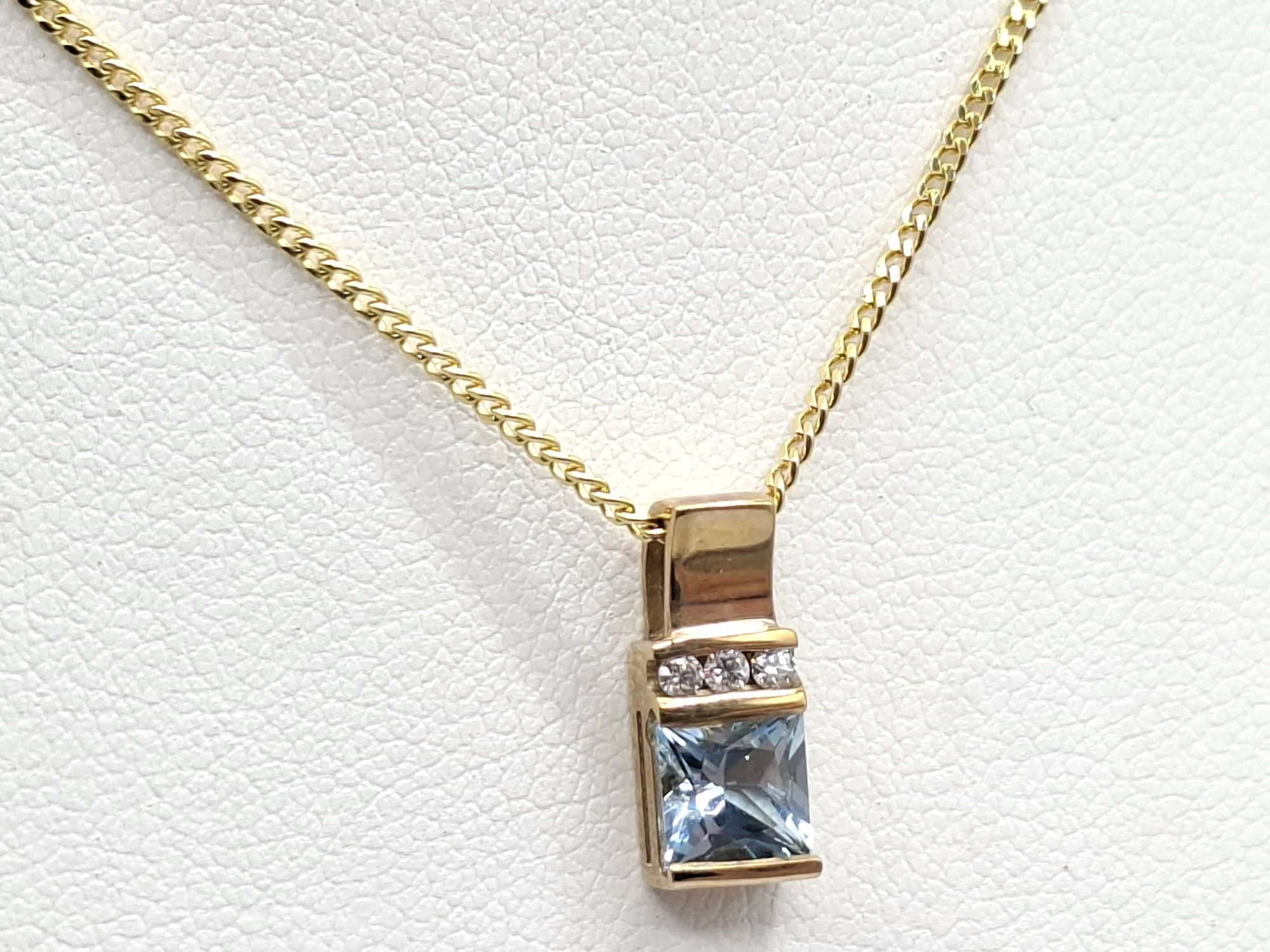 9ct Gold Aquamarine Diamond Pendant