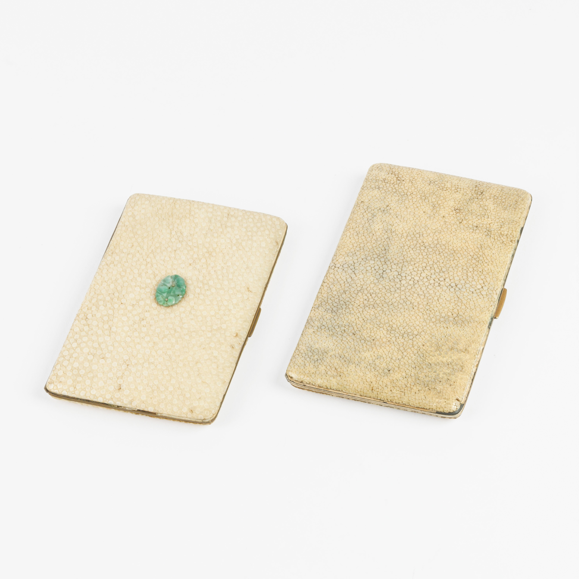 Two English art deco shagreen veneered cigarette cases. One featuring a jade medallion – kavel bij Bernaerts, Antwerp