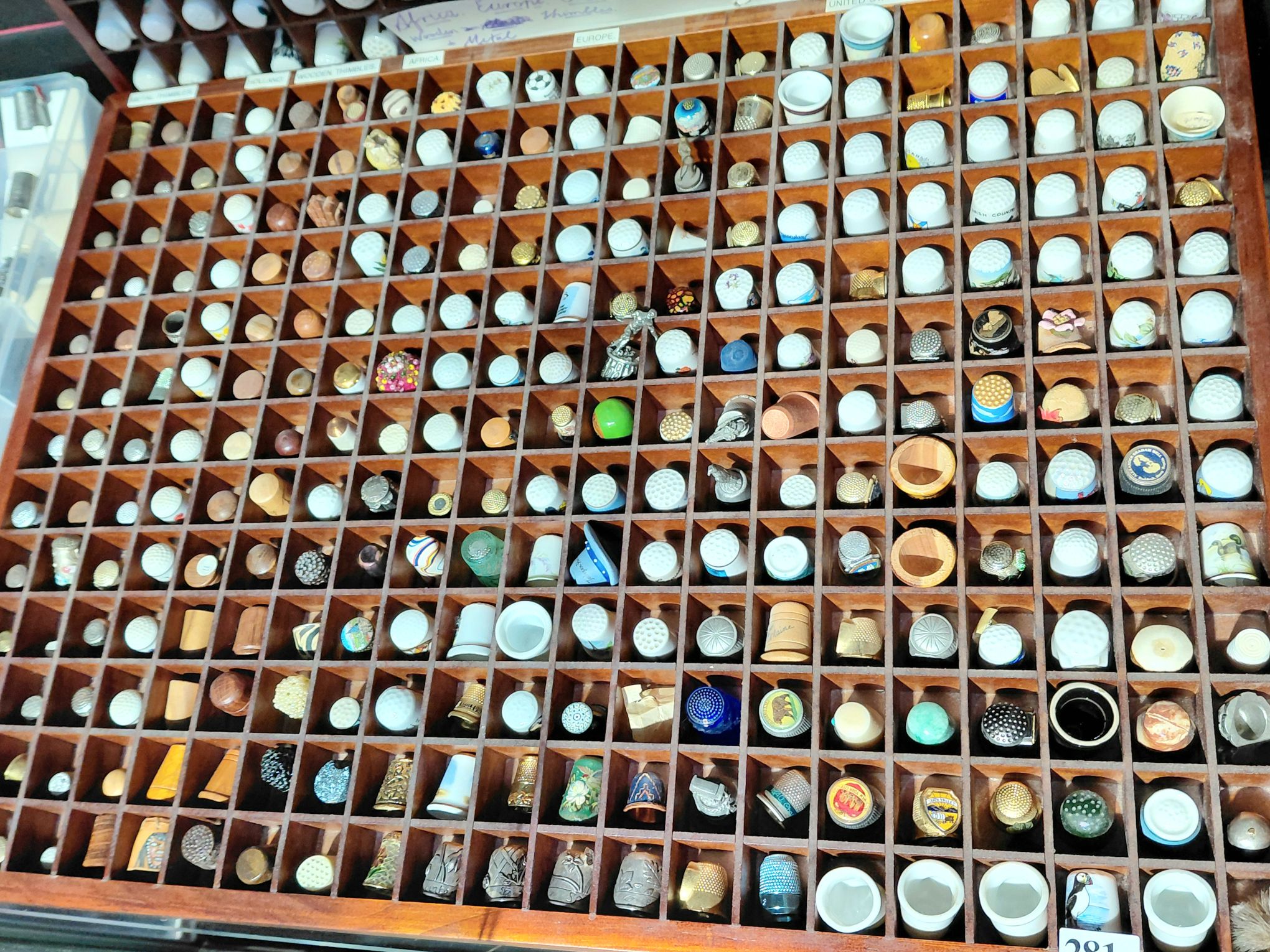 281 · LARGE COLLECTION OF THIMBLES
