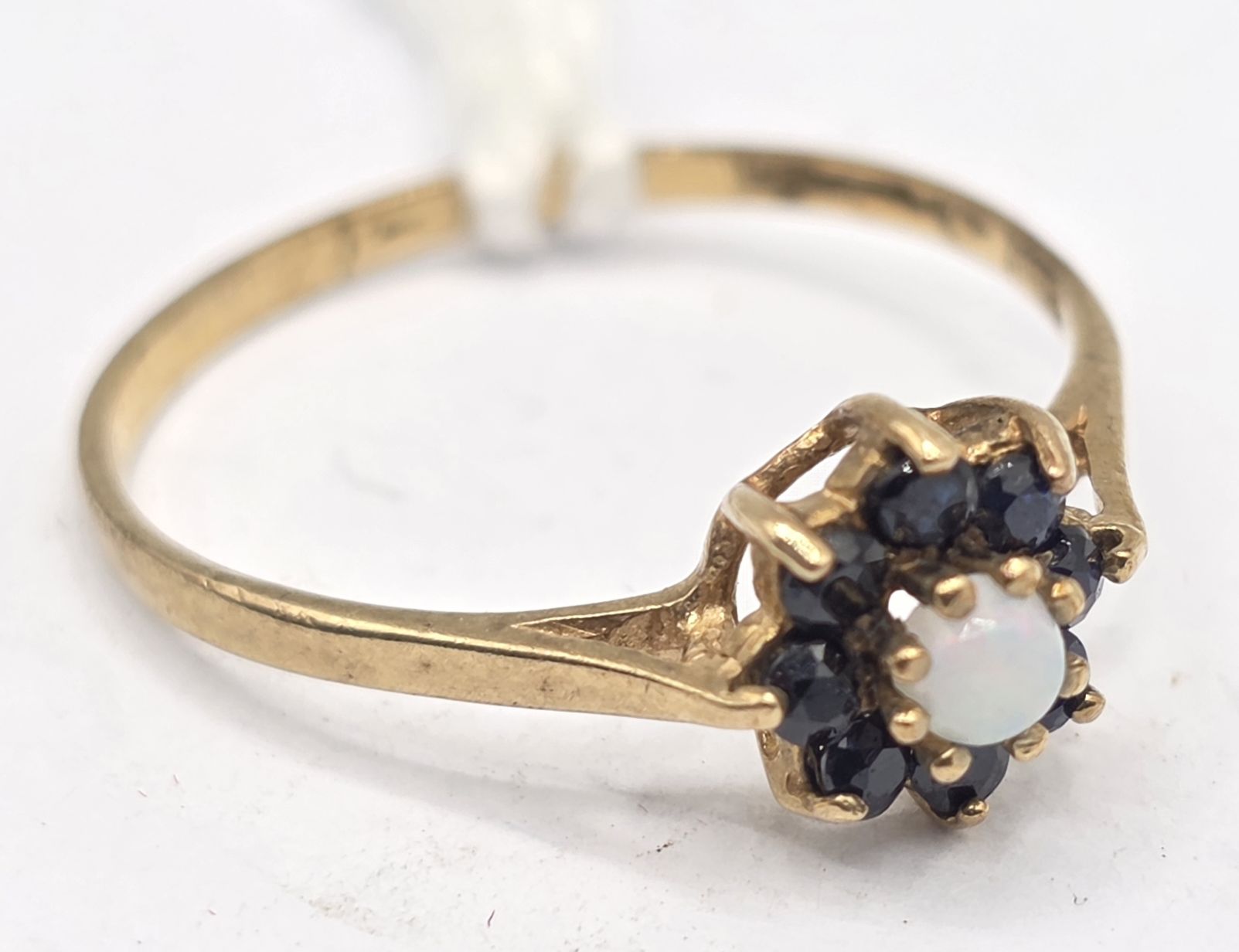 39 · 9CT GOLD OPAL SAPPHIRE RING