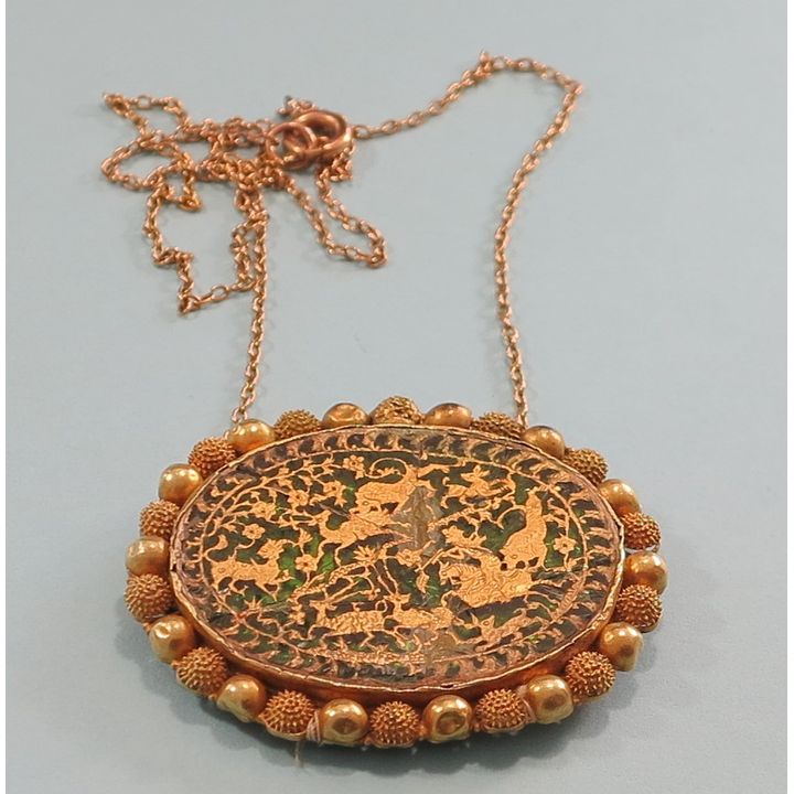 A FINE 19TH CENTURY INDIAN 23CT GOLD, GLASS AND ENAMEL THEWA PENDANT,