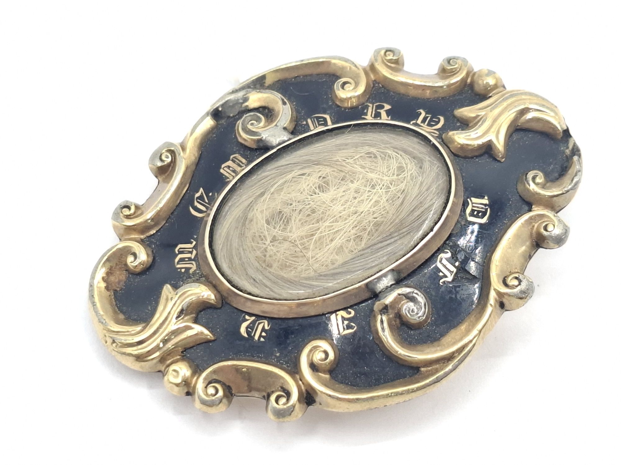 1070 · MID VICTORIAN MOURNING BROOCH