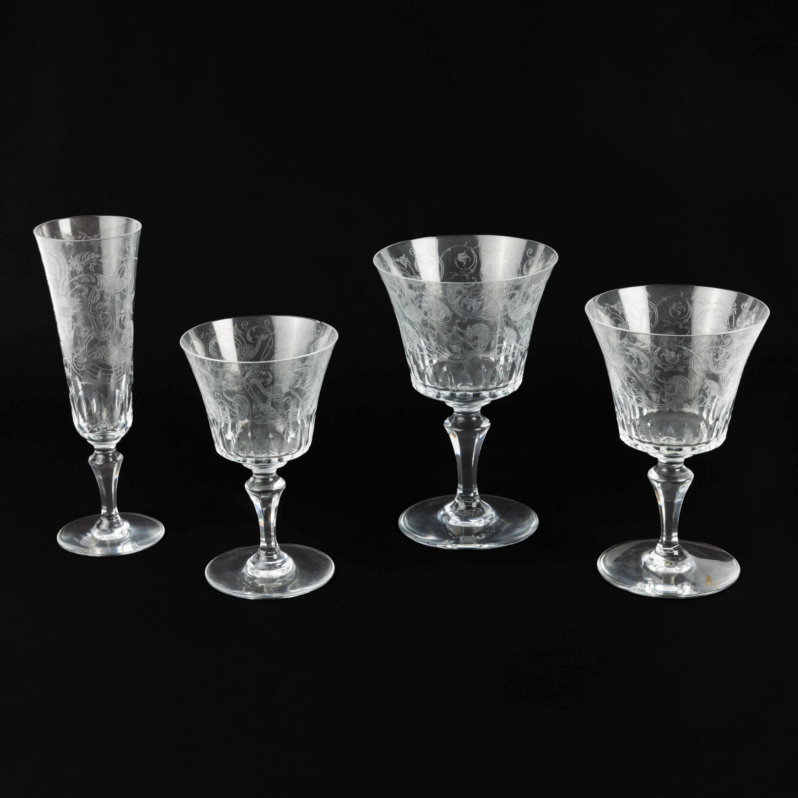 Baccarat servies van 45 glazen waarvan 11 champagneglazen, 11 grote waterglazen, 11 rode wijn – kavel bij Bernaerts, Antwerp