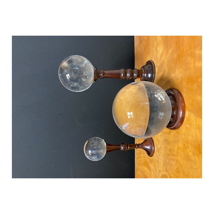 Ensemble de trois boules sphériques en cristal