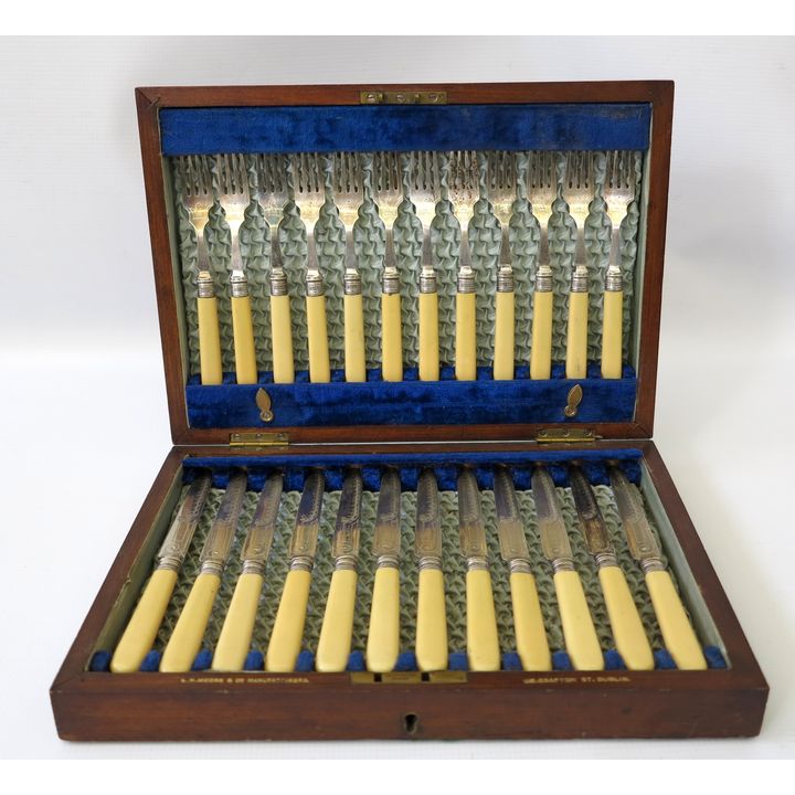 CASED SILVERPLATED FRUIT SERVICE