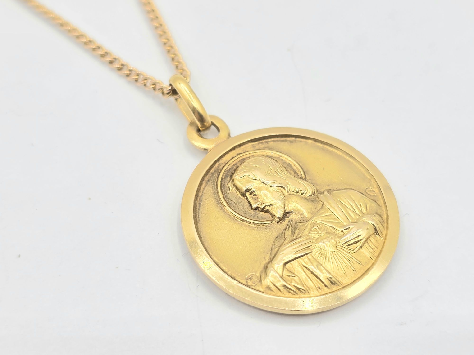 18ct Religious Pendant On Chain