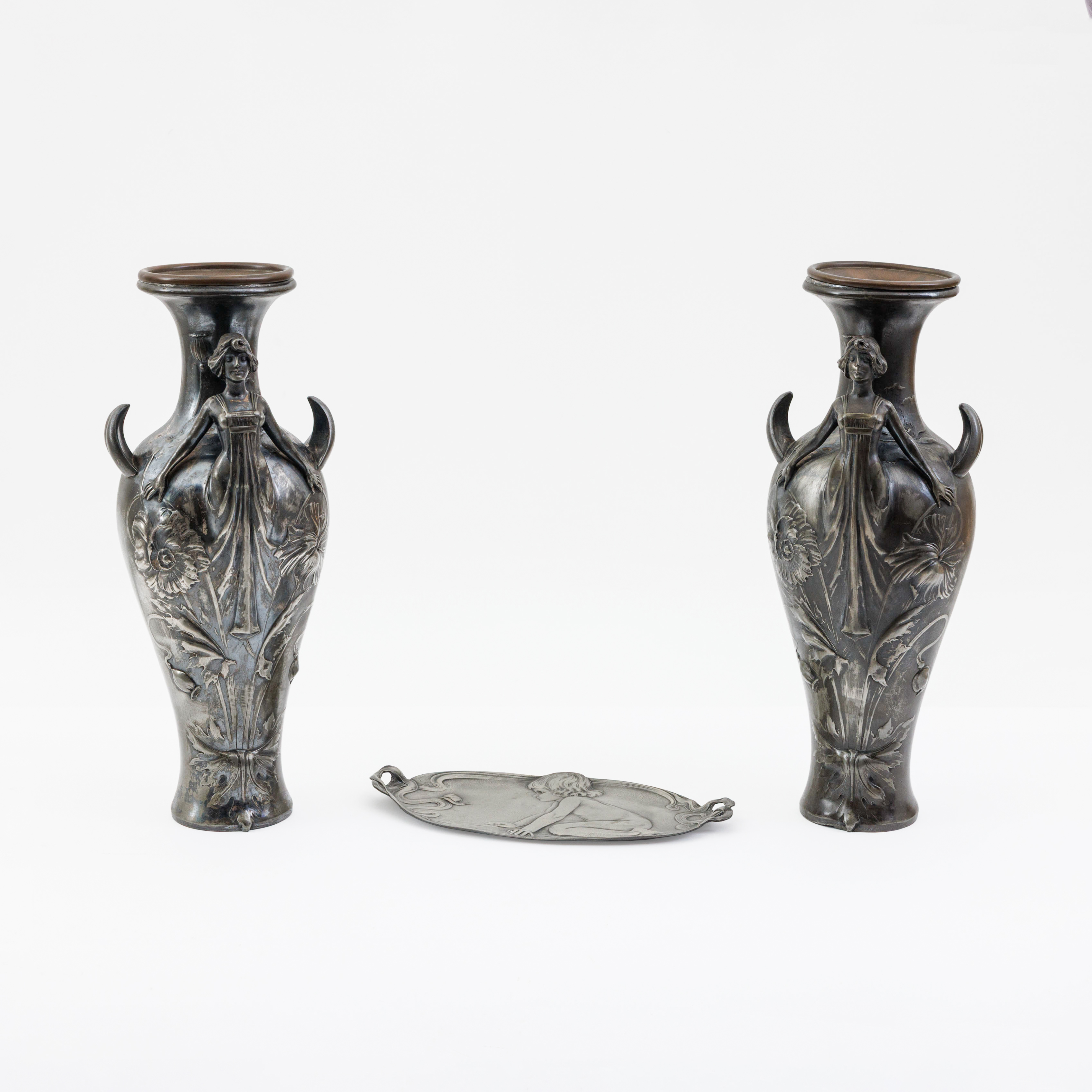 A pair of tin Art Nouveau period vases and a oval-shaped plate – kavel bij Bernaerts, Antwerp