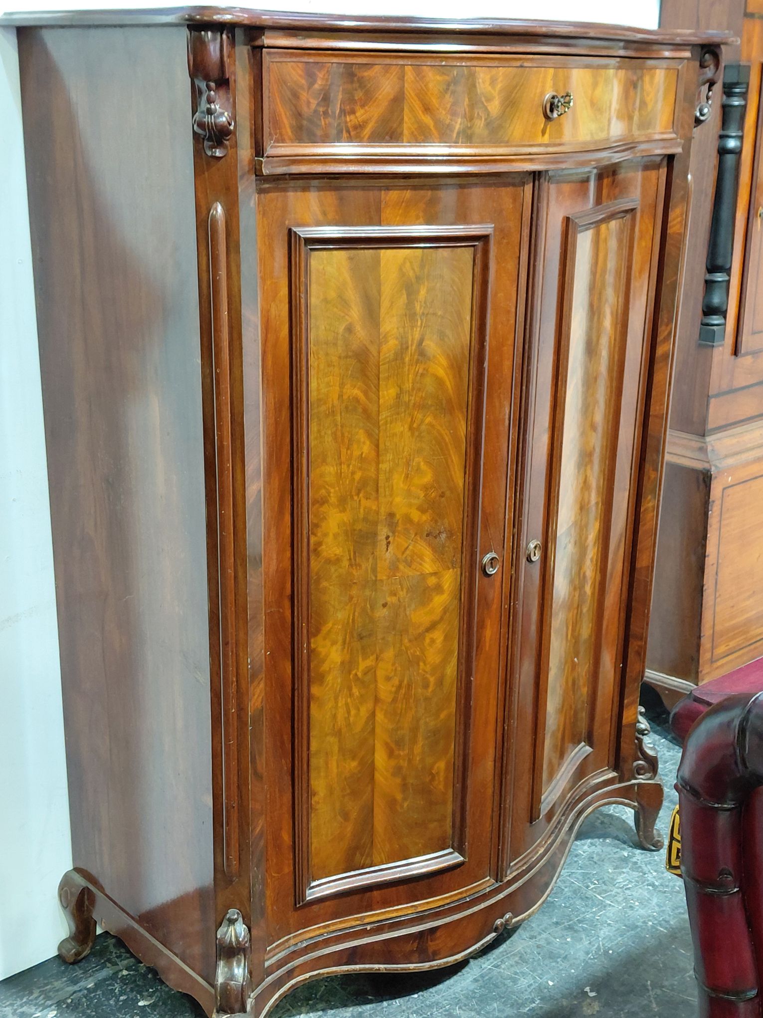 662 · ANTIQUE MAHOGANY CABINET