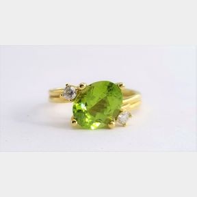 3.17CT GREEN PERIDOT + 2 ROUND DIAMONDS = 0.140CTS IN 18CT YELLOW GOLD RING - 51624/165