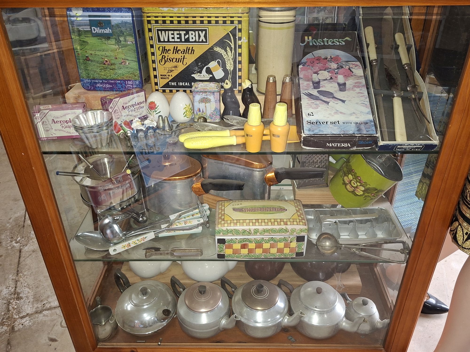 62 · QUANTITY OF KITCHEN WARES