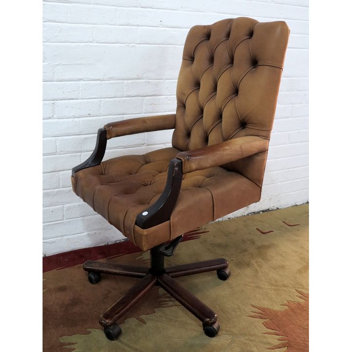 BUTTON UPHOLSTERED LEATHER SWIVEL CHAIR