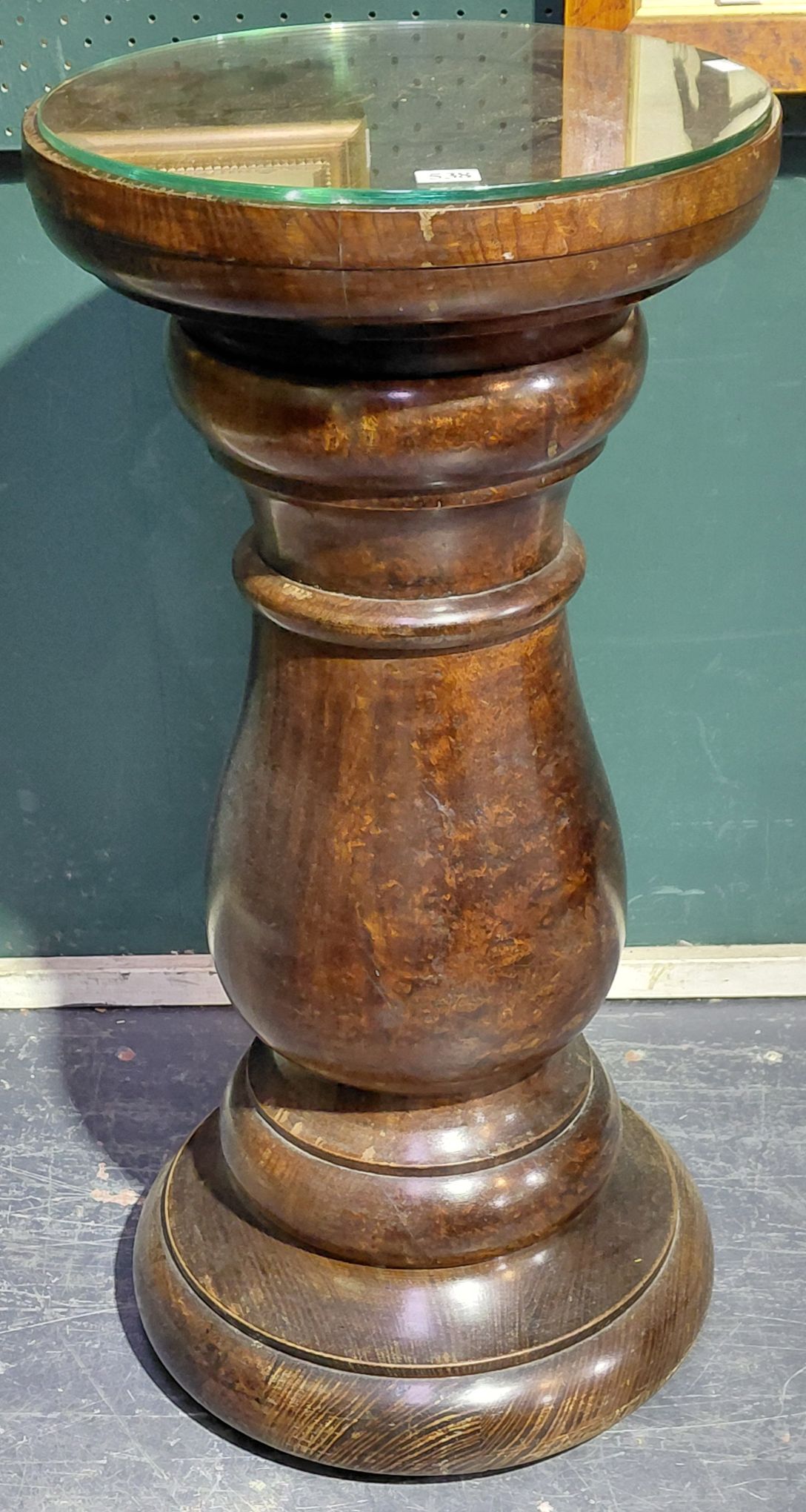 538 · A TURNED FIDDLE BLACKWOOD STAND