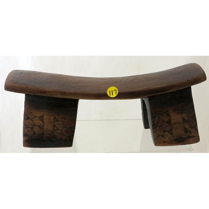 AN EARLY 20TH CENTURY ZULU HEAD EST.