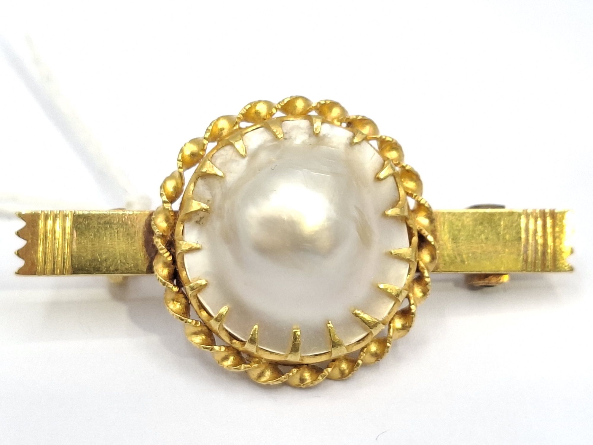 247 · 20CT CHINESE PEARL BROOCH