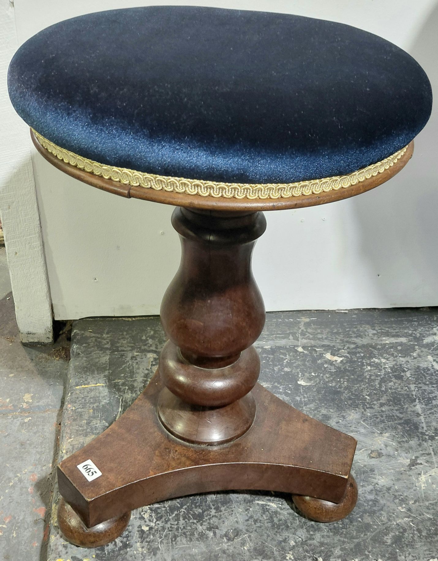 665 · ANTIQUE PIANO STOOL