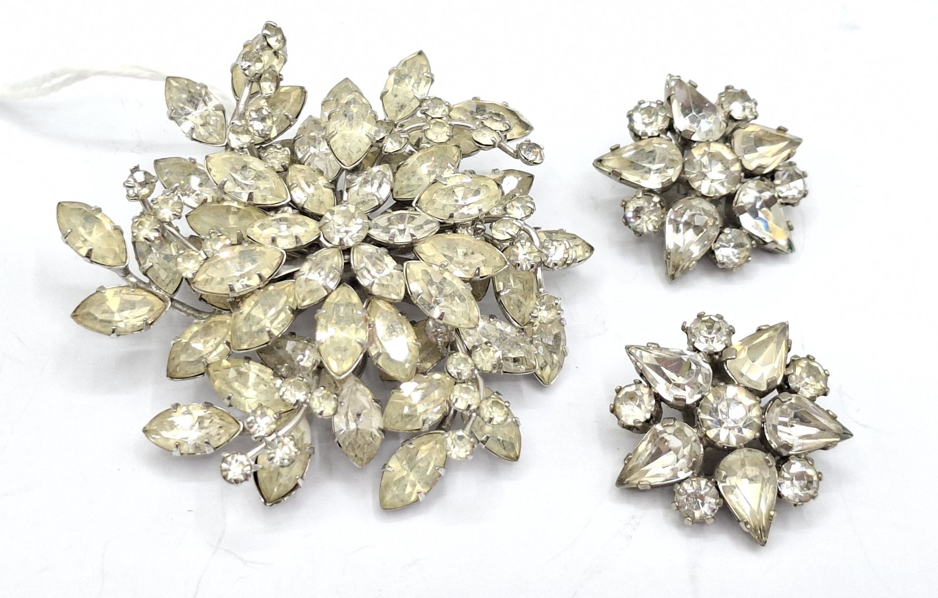 1047 · JEWELCREST BROOCH AND EARRINGS