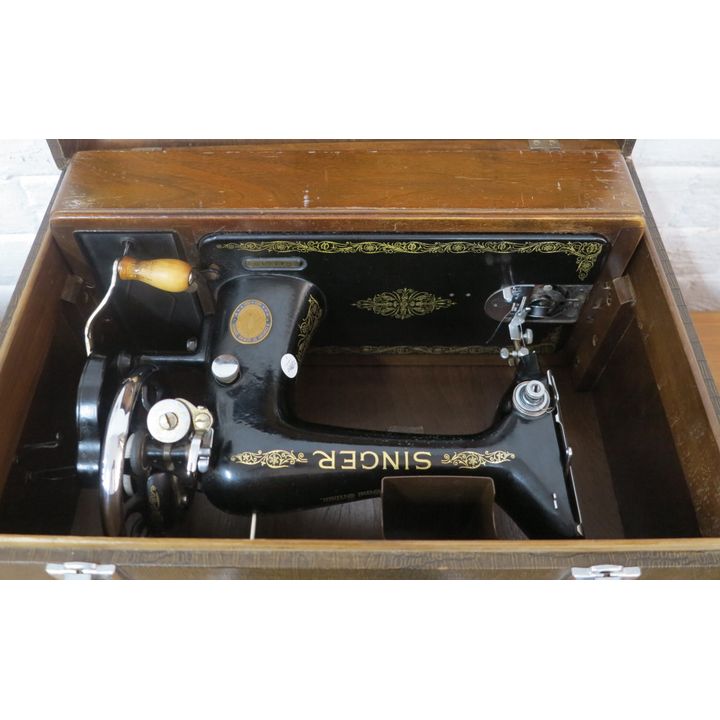 CASED SINGER SEWING MACHINE