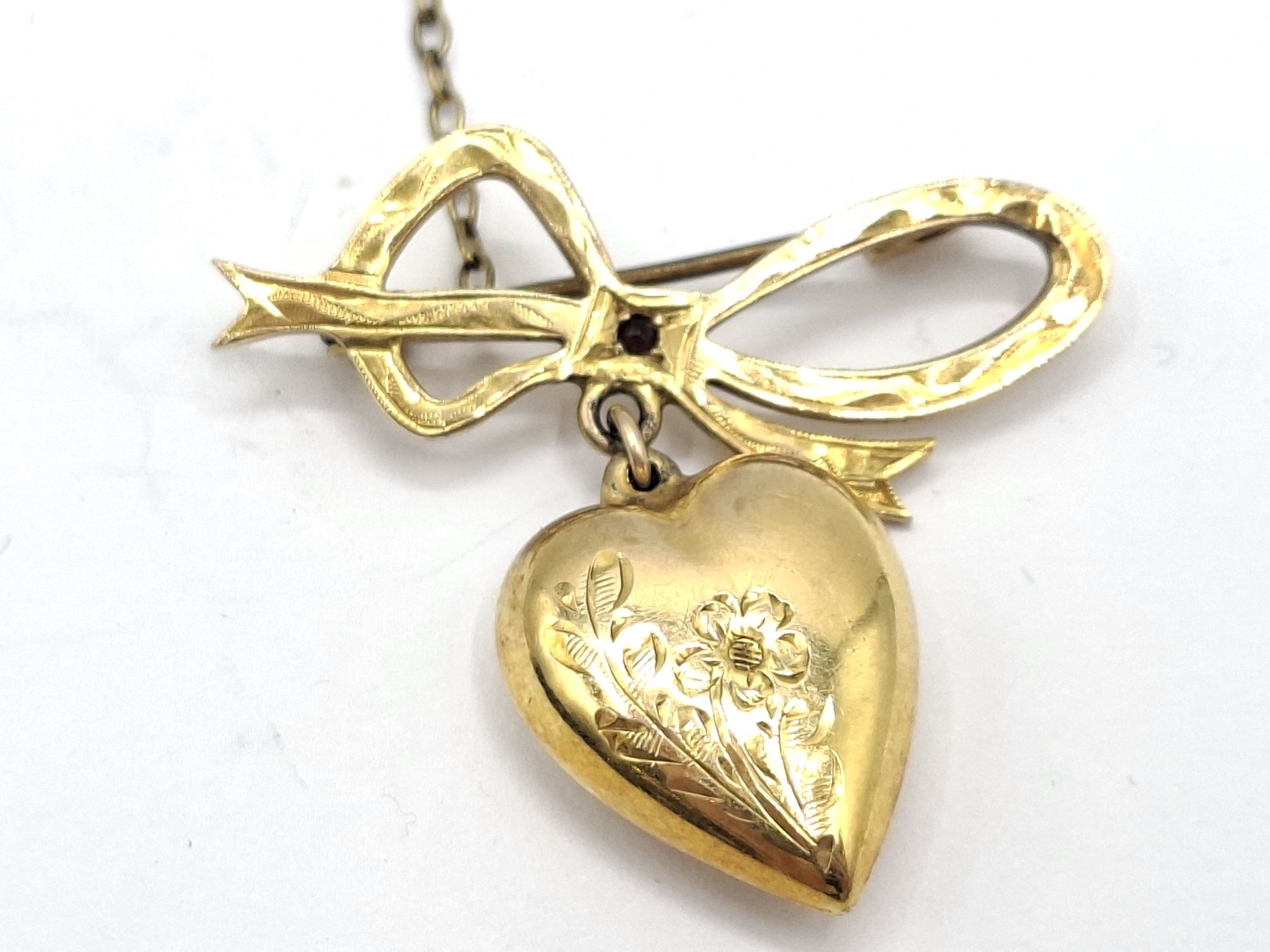 1072 · 9CT SWEETHEART BROOCH