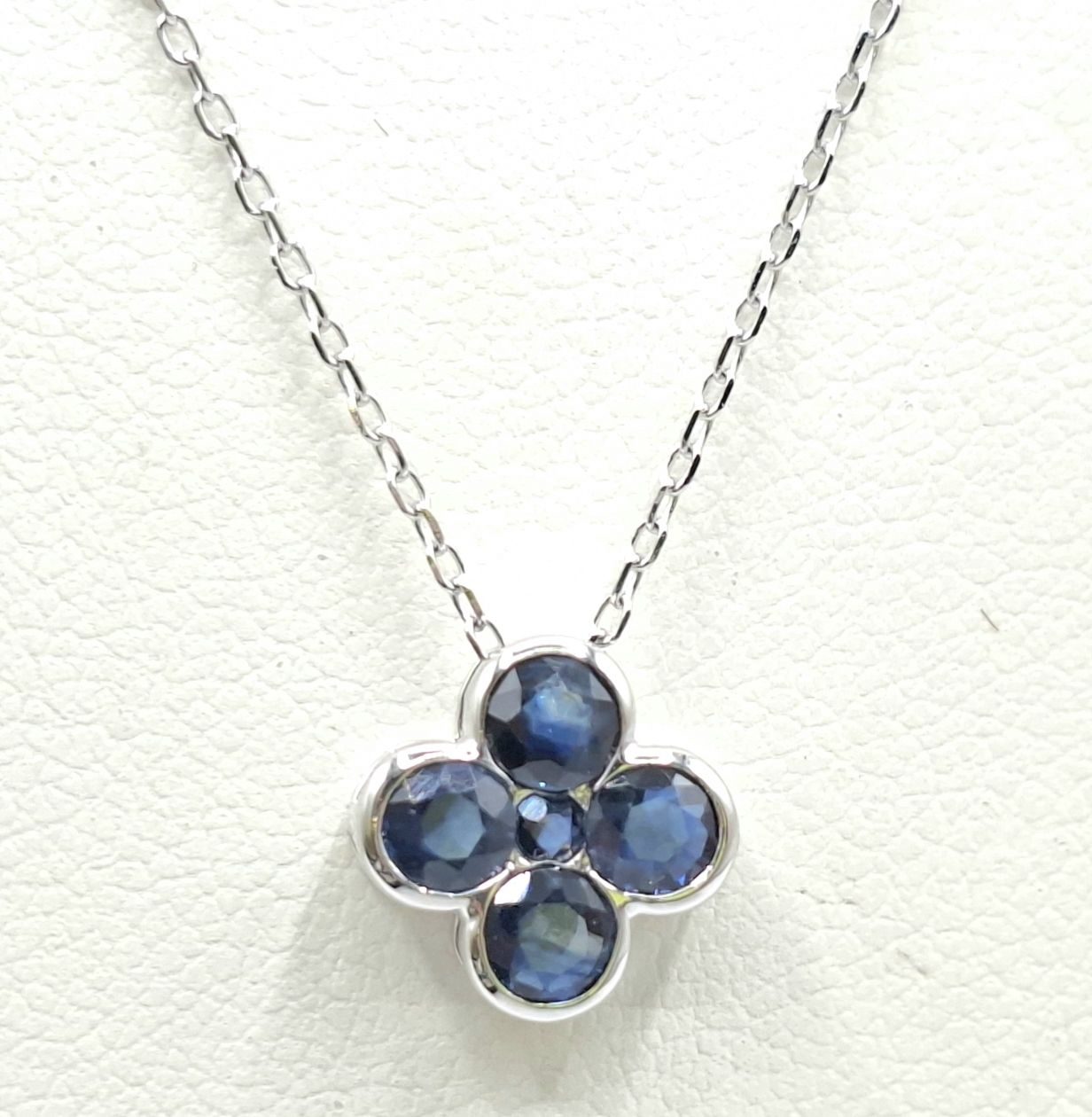 1150 · 9CT GOLD FLORAL PENDANT NECKLACE