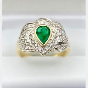 1CT PEAR SHAPED EMERALD AND DIAMOND RING SET IN 18CT YELLOW AND WHITE GOLD.7.7G RING SIZE R