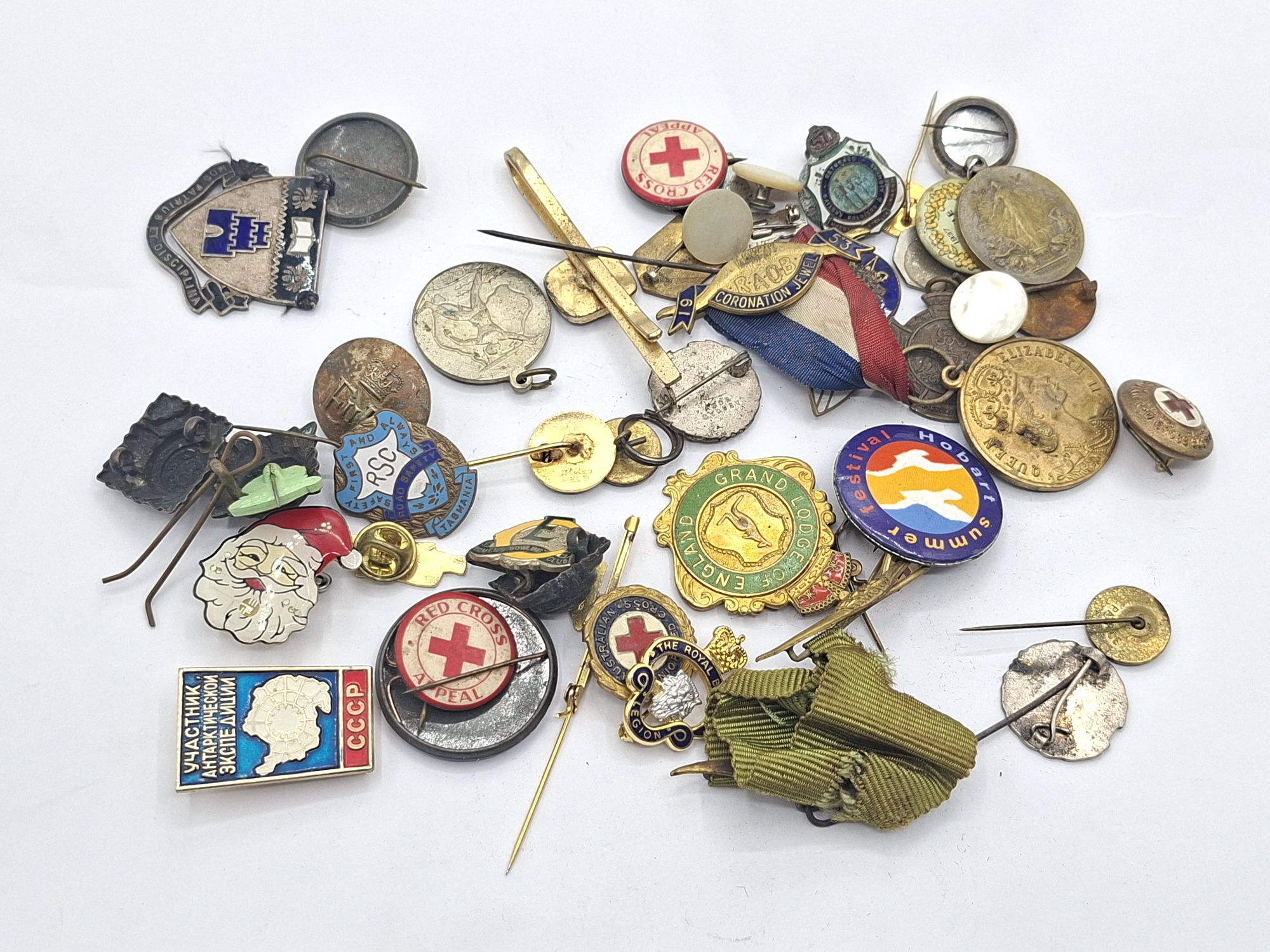 1430 · COLLECTION OF VINTAGE BADGES